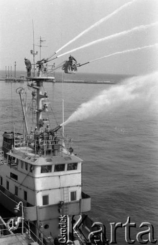 25.05.1983, Gdynia, Polska
Portowa Straż Pożarna podczas ćwiczeń.
Fot. Jarosław Tarań, zbiory Ośrodka KARTA [83-34] 
