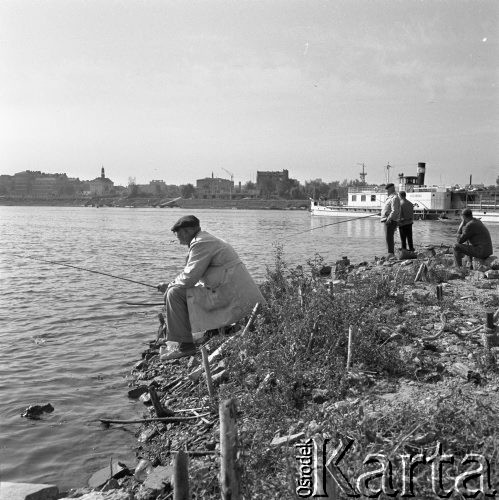 26.09.1963, Warszawa - Praga, Polska.
Wędkarze w Porcie Praskim nad Wisłą, w tle statek 