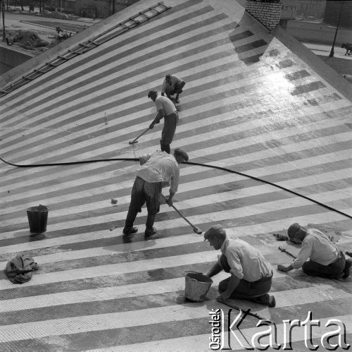 Sierpień 1963, Warszawa, Polska.
Mycie dachu dworca PKP Ochota.
Fot. Jarosław Tarań, zbiory Ośrodka KARTA [63-212] 



