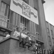 26.05.1984, Chełm, Polska
Obchody 100-lecia istnienia Straży Pożarnej w Chełmie, dzieci oglądające uroczystość, wyżej transparent: 