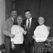2.05.1984, Warszawa, Polska.
Bogusław Kaczyński i Beata Artemska z nagrodą za książkę 