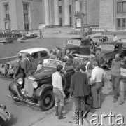 Maj 1984, Warszawa, Polska.
Wystawa starych samochodów przed Pałacem Kultury i Nauki, na pierwszym planie zabytkowy 
