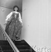 Czerwiec 1984, Warszawa, Polska.
I Vice Miss Polonia '84 Joanna Karska w stroju krakowskim.
Fot. Jarosław Tarań, zbiory Ośrodka KARTA [84-3]