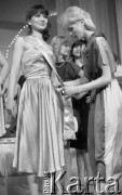 4-5.05.1984, Warszawa, Polska.
Sala Kongresowa, wybory Miss Polonia, Lidia Wasiak, Miss Polonia '83, dekoruje szarfą 