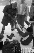 18-20.02.1985, Zakopane, Polska
Mężczyzna pomagający chłopcu zdjąć buty do konnej jazdy.
Fot. Jarosław Tarań, zbiory Ośrodka KARTA [85-36] 
