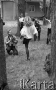 Maj 1985, Zalesie Górne, Polska
Wybory Miss Polonia, zgrupowanie przedfinałowe, dziewczyna i fotoreporterzy.
Fot. Jarosław Tarań, zbiory Ośrodka KARTA [85-12]