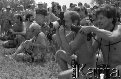 7.07.1985, Polska
Wybory Miss Foto Natura '85, fotoreporterzy robiący zdjęcia kandydatkom do tytułu miss.
Fot. Jarosław Tarań, zbiory Ośrodka KARTA [85-31] 
