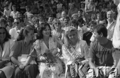 1985, Sopot, Polska
W środku siedzą: Julia Morley, organizatorka konkursów Miss Świata i Miss Świata 1985 - Holmfridur 