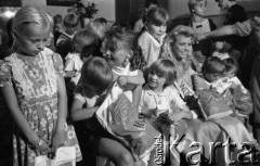 1985, Sopot, Polska
Miss Świata Holmfridur Karlsdottir i Miss Polonia Katarzyna Zawidzka z wizytą w Domu Dziecka.
Fot. Jarosław Tarań, zbiory Ośrodka KARTA [85-21] 
