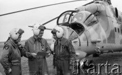 Październik 1986, Inowrocław, Polska.
Lotniczy Pułk Śmigłowcowy, piloci w hełmach stojący obok helikotera.
Fot. Jarosław Tarań, zbiory Ośrodka KARTA [86-45] 
