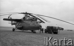 Październik 1986, Inowrocław, Polska.
Lotniczy Pułk Śmigłowcowy, helikopter transportowy na lotnisku.
Fot. Jarosław Tarań, zbiory Ośrodka KARTA [86-64] 
