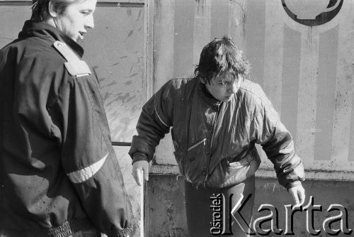 1986, Warszawa, Polska.
Lany poniedziałek, kobieta w mokrej kurtce oblana wodą na ulicy.
Fot. Jarosław Tarań, zbiory Ośrodka KARTA [86-192] 

