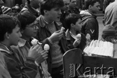 1986, Warszawa, Polska.
Lany poniedziałek, chłopcy jedzący lody.
Fot. Jarosław Tarań, zbiory Ośrodka KARTA [86-192] 

