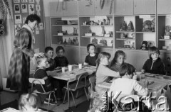 1986, Polska.
Przedszkole, dzieci podczas zajęć plastycznych.
Fot. Jarosław Tarań, zbiory Ośrodka KARTA [86-191] 
