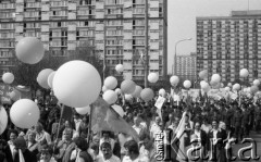 1.05.1986, Warszawa, Polska.
Pochód pierwszomajowy, manifestanci z balonikami.
Fot. Jarosław Tarań, zbiory Ośrodka KARTA [86-60] 
