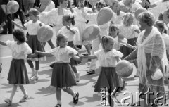 1.05.1986, Warszawa, Polska.
Pochód pierwszomajowy, dziewczynki z balonikami.
Fot. Jarosław Tarań, zbiory Ośrodka KARTA [86-61] 

