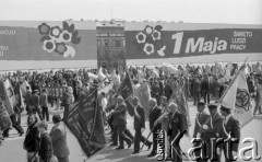 1.05.1986, Warszawa, Polska.
Pochód pierwszomajowy, manifestanci ze sztandarami.
Fot. Jarosław Tarań, zbiory Ośrodka KARTA [86-60] 
