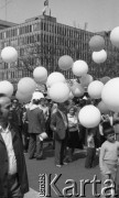 1.05.1986, Warszawa, Polska.
Pochód pierwszomajowy, manifestanci z balonikami.
Fot. Jarosław Tarań, zbiory Ośrodka KARTA [86-61] 
