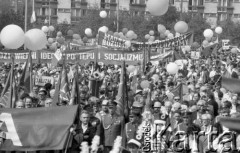 1.05.1986, Warszawa, Polska.
Pochód pierwszomajowy, manifestanci z transparentami i balonikami.
Fot. Jarosław Tarań, zbiory Ośrodka KARTA [86-62] 
