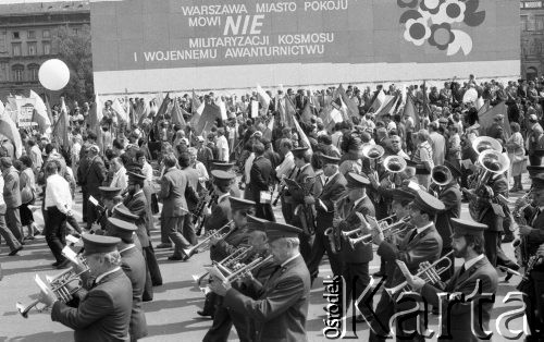 1.05.1986, Warszawa, Polska.
Pochód pierwszomajowy, na pierwszym planie orkiestra, nad trybuną honorową hasło: 
