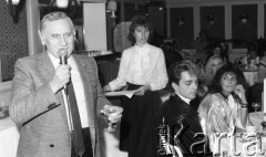 Październik 1986, Warszawa, Polska.
Kazimierz Górski z mikrofonem, z prawej siedzą członkowie włoskiego zespołu 