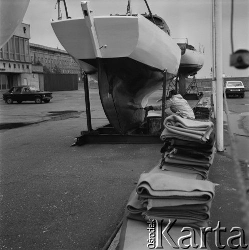5-6.06.1986, Gdynia, Polska
Port jachtowy, mężczyzna malujący kil jachtu.
Fot. Jarosław Tarań, zbiory Ośrodka KARTA [86-80]