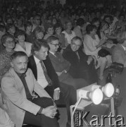 1986, Kraków, Polska.
Półfinał wyborów Miss Polonia, publiczność, drugi od lewej siedzi aktor Bronisław Cieślak.
Fot. Jarosław Tarań, zbiory Ośrodka KARTA [86-4]