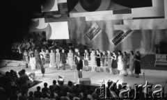 Maj 1986, Kraków, Polska.
Półfinał wyborów Miss Polonia, dziewczyny na scenie.
Fot. Jarosław Tarań, zbiory Ośrodka KARTA [86-17] 
