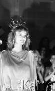 Maj 1986, Kraków, Polska.
Półfinał wyborów Miss Polonia, Katarzyna Zawidzka, Miss Polonia 1985 w koronie.
Fot. Jarosław Tarań, zbiory Ośrodka KARTA [86-10] 
