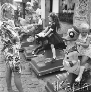Lipiec 1986, Międzyzdroje, Polska.
Dzieci siedzące na huśtawkach w kształcie zwierząt.
Fot. Jarosław Tarań, zbiory Ośrodka KARTA, [86-82]