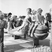 Lipiec 1986, Międzyzdroje, Polska.
Dzieci siedzące na drewnianym wielorybie.
Fot. Jarosław Tarań, zbiory Ośrodka KARTA, [86-82]
