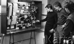 Kwiecień 1987, Polska
Uczniowie Technikum Lotniczego stojący obok schematu instalacji hydraulicznej samolotu.
Fot. Jarosław Tarań, zbiory Ośrodka KARTA [87-59] 
