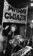 15.02.1987, Warszawa, Polska.
Lotnisko Okęcie, powitanie śpiewaczki operowej Teresy Żylis-Gary, powyżej transparent: 