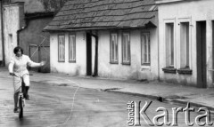 Maj 1987, Ustka, Polska
Fragment miasta, z lewej kobieta jadąca na rowerze.
Fot. Jarosław Tarań, zbiory Ośrodka KARTA [87-102] 
