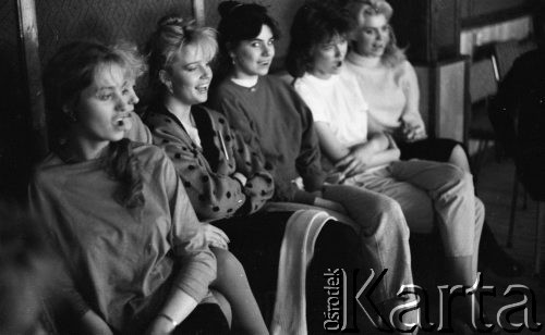 Kwiecień 1987, Karpacz, Polska
Wybory Miss Polonia 1987, zgrupowanie przedfinałowe, dziewczyny podczas zajęć z dykcji, z lewej siedzi Monika Nowosadko.
Fot. Jarosław Tarań, zbiory Ośrodka KARTA [87-13] 
