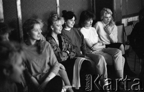 Kwiecień 1987, Karpacz, Polska
Wybory Miss Polonia 1987, zgrupowanie przedfinałowe, dziewczyny podczas zajęć z dykcji, z lewej siedzi Monika Nowosadko.
Fot. Jarosław Tarań, zbiory Ośrodka KARTA [87-13] 
