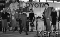 Marzec 1987, Lubin, Polska
Wybory Miss Polonia 1987, próba przed półfinałem, dziewczyny na scenie.
Fot. Jarosław Tarań, zbiory Ośrodka KARTA [87-88] 
