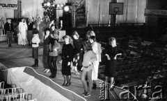 Marzec 1987, Lubin, Polska
Wybory Miss Polonia 1987, próba przed półfinałem, dziewczyny na scenie, w pierwszym rzędzie druga od prawej stoi Monika Nowosadko.
Fot. Jarosław Tarań, zbiory Ośrodka KARTA [87-88] 
