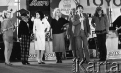 Marzec 1987, Lubin, Polska
Wybory Miss Polonia 1987, próba przed półfinałem, dziewczyny na scenie, z prawej stoi Bogna Sworowska.
Fot. Jarosław Tarań, zbiory Ośrodka KARTA [87-88] 
