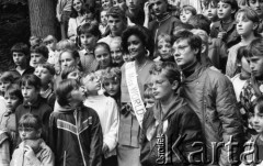 30.07.1987, Sopot, Polska
Miss Świata 1986 Giselle Laronde z dziećmi.
Fot. Jarosław Tarań, zbiory Ośrodka KARTA [87-25] 
