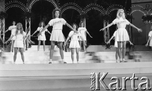 31.07.1987, Sopot, Polska
Opera Leśna, finał wyborów Miss Polonia, dziewczyny na scenie.
Fot. Jarosław Tarań, zbiory Ośrodka KARTA [87-23] 
