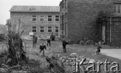 23.03.1988, Polska
Dzieci grające w badmintona na placu przed starą szkołą, w tle budynek nowej szkoły .
Fot. Jarosław Tarań, zbiory Ośrodka KARTA [88-15] 
