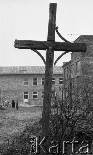 23.03.1988, Polska
Drewniany krzyż na placu przed szkołą.
Fot. Jarosław Tarań, zbiory Ośrodka KARTA [88-15] 
