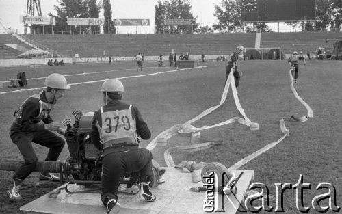 Maj 1988, Warszawa, Polska.
Mistrzostwa Straży Pożarnych, strażacy rozwijający węże strażackie.
Fot. Jarosław Tarań, zbiory Ośrodka KARTA [88-16] 
