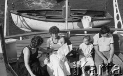Sierpień 1988, brak mejsca, Polska
Rejs statkiem wycieczkowym, rodzina na pokładzie.
Fot. Jarosław Tarań, zbiory Ośrodka KARTA [88-19] 
