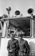 Sierpień 1988, Polska
Rejs statkiem wycieczkowym, dwaj żołnierze przed mostkiem kapitańskim.
Fot. Jarosław Tarań, zbiory Ośrodka KARTA [88-19] 

