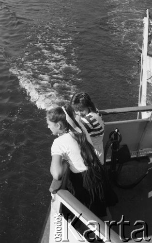 Sierpień 1988, Polska
Rejs statkiem wycieczkowym, dziewczyny stojące przy burcie.
Fot. Jarosław Tarań, zbiory Ośrodka KARTA [88-19] 
