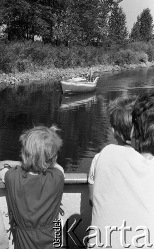 Sierpień 1988, Polska
Rejs statkiem wycieczkowym, w tle żaglówka 