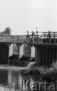 Sierpień 1988, Polska
Wędkarze łowiący ryby z mostu śluzy.
Fot. Jarosław Tarań, zbiory Ośrodka KARTA [88-19] 
