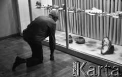 1988, Warszawa, Polska.
Muzeum Ziemi, mężczyzna oglądający na kolanach ekspozycję minerałów.
Fot. Jarosław Tarań, zbiory Ośrodka KARTA [88-37]